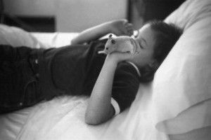 Niña con roedor como mascota